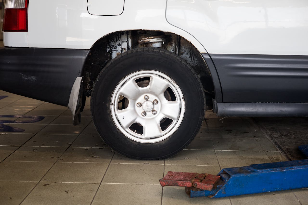 Mobile tyre fitter near me fixing punctured tyre in UK – SFR Motors Ltd